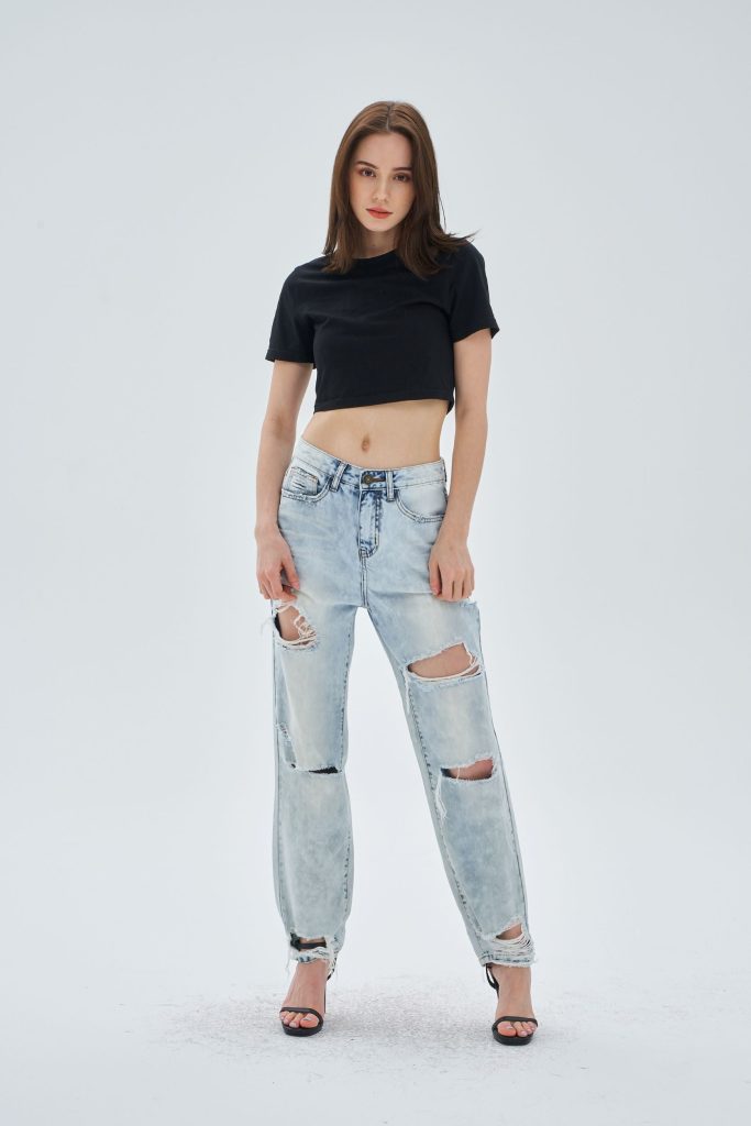 RIPPED RAW HEM MOM FIT JEANS